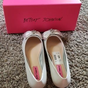 Betsey Johnson silver flats